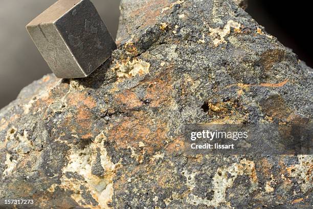 steine und mineralien magnatite (lodestone - eisenerz stock-fotos und bilder