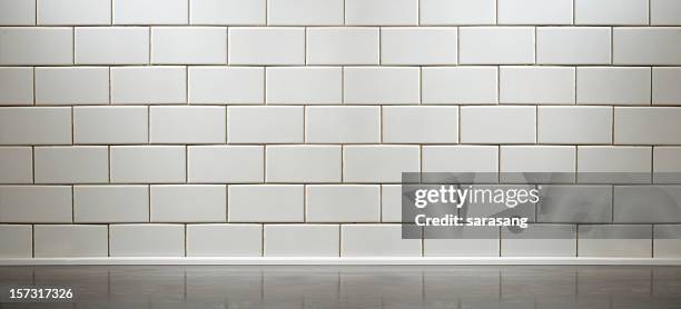 blanco metro azulejos mesa de preparación en la cocina - azulejo de estación de metro fotografías e imágenes de stock