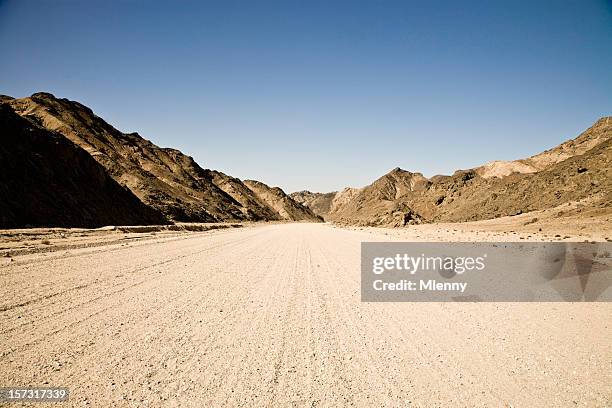 strada di campagna attraverso montagne - strada del deserto foto e immagini stock