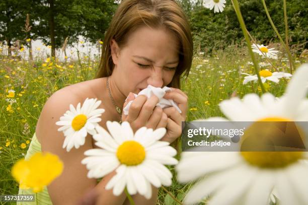 giovane donna che soffre di febbre da fieno - daisy foto e immagini stock