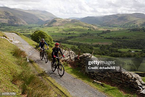 ciclismo en el distrito lago - english lake district fotografías e imágenes de stock