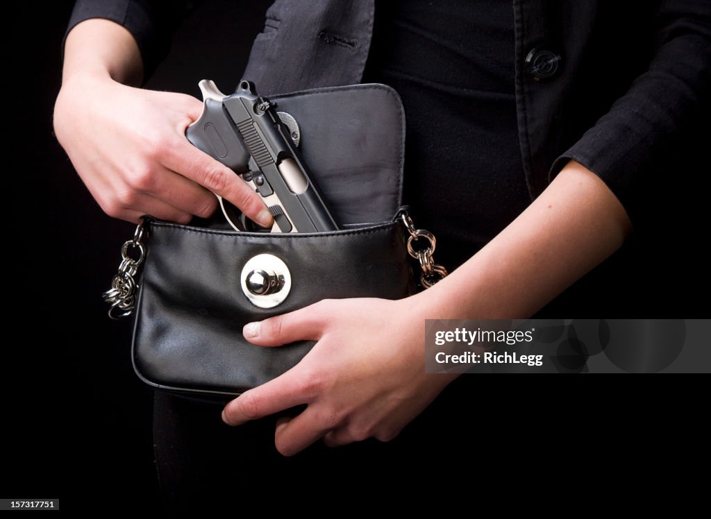 Frau Carrying Pistole