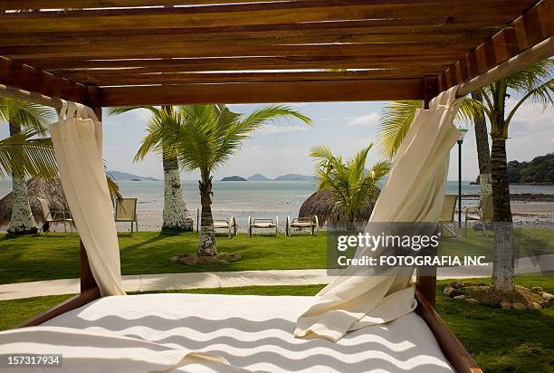 en la playa - beach hut fotografías e imágenes de stock