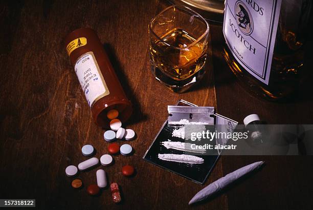 drogues d'alcool et de drogue - drogue à usage récréatif photos et images de collection