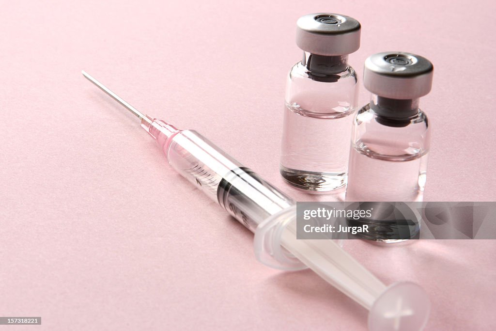 ワクチン接種。シリンジ、巻物に薬