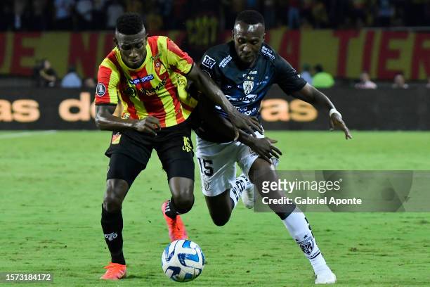 Eber Moreno of Pereira fights for the ball with Beder Caicedo of Independiente del Valle during the Copa CONMEBOL Libertadores round of 16 match...