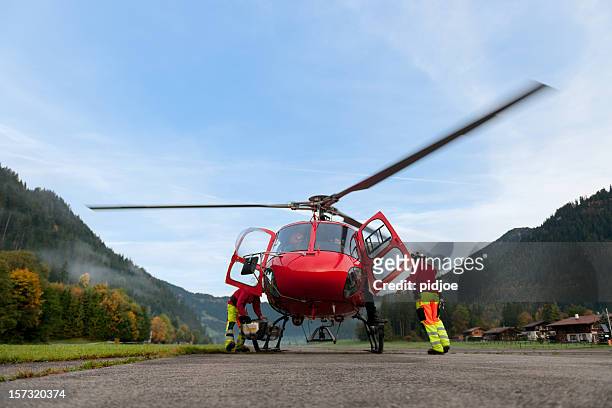 elicottero di soccorso paramedics preparazione per prendere il volo - elicottero-ambulanza foto e immagini stock