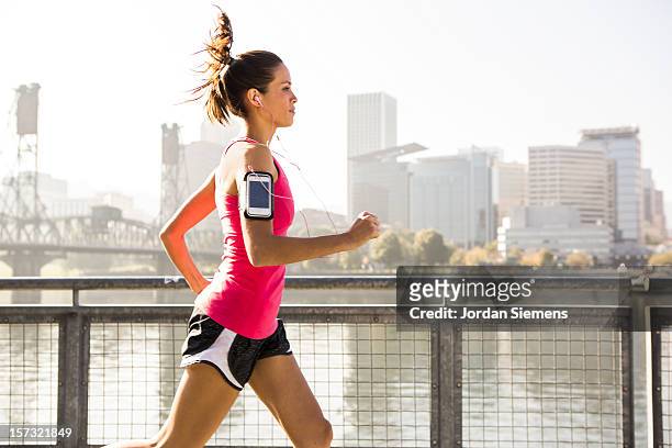 a young girl running for exercise. - läufer dramatisch stock-fotos und bilder