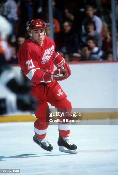 Adam Oates of the Detroit Red Wings skates on the ice during an NHL game against the Philadelphia Flyers on February 21, 1988 at the Spectrum in...