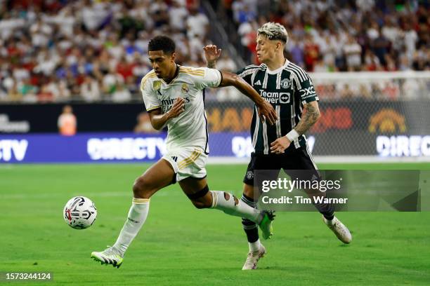 Jude Bellingham of Real Madrid controls the ball in front of Alejandro Garnacho of Manchester United in the first half during the 2023 Soccer...