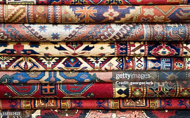 stapel von teppichen - persian rug stock-fotos und bilder