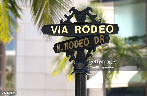 rodeo drive, der berühmten einkaufsstraße in kalifornien - rodeo drive stock-fotos und bilder