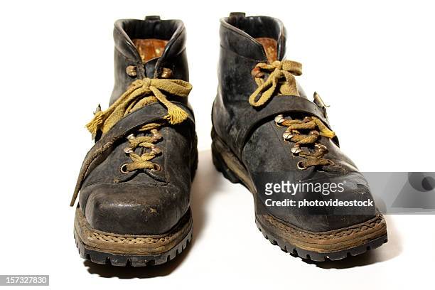 sapatos de trekking - sapatos sujos dentro de casa imagens e fotografias de stock