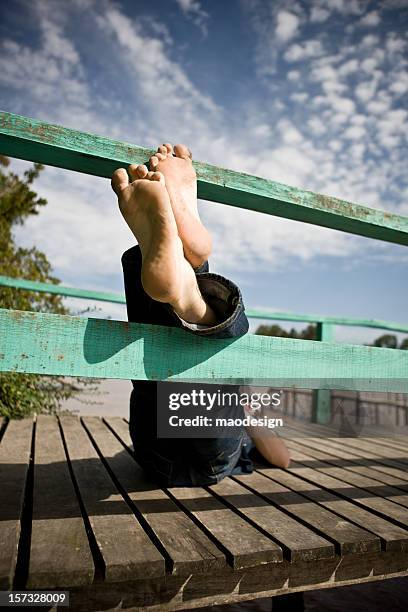 relaxation on the bridge - male feet soles 個照片及圖片檔