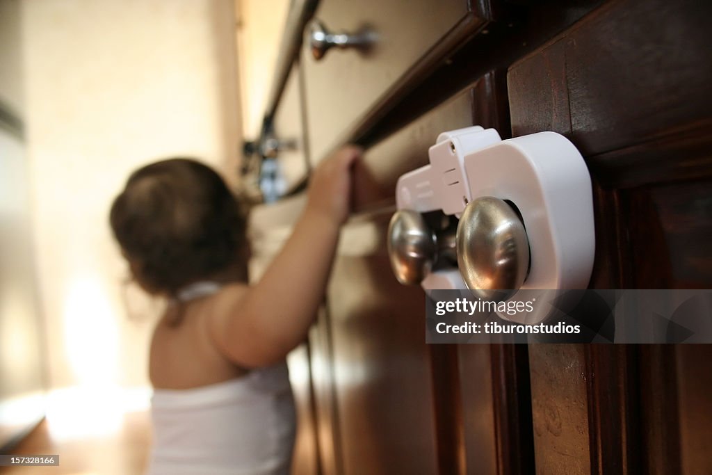 Niño proteger la casa