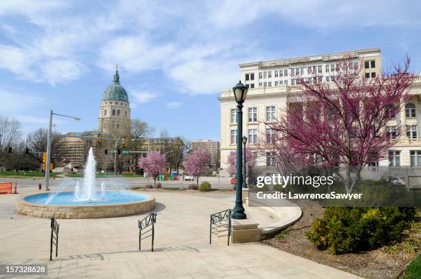 der innenstadt von topeka - lawrence kansas stock-fotos und bilder