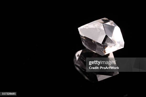 natürliche rough diamond - ruffled stock-fotos und bilder