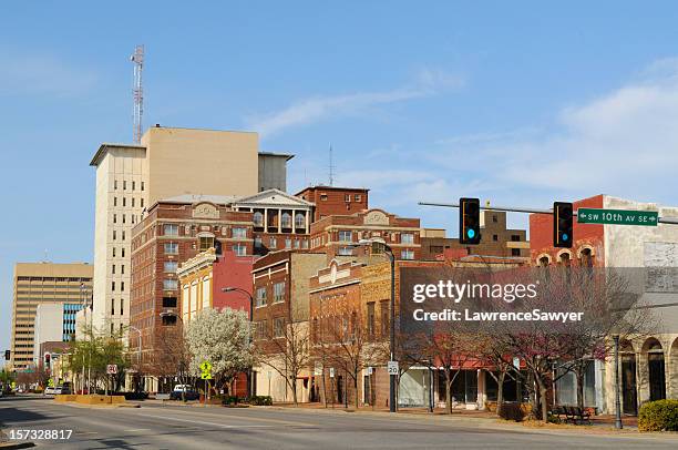 topeka, kansas, vista del centro città - kansas foto e immagini stock