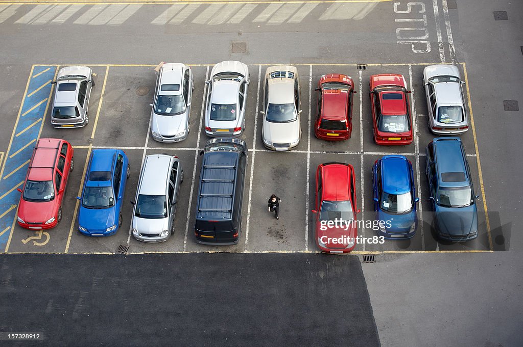 Estacionamiento de automóviles y mujer