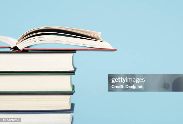 pile of books profile view - books stack stockfoto's en -beelden