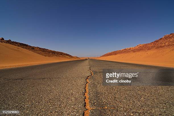 desert road - wüstenstraße stock-fotos und bilder