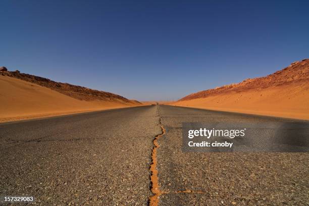 strada del deserto - desert road foto e immagini stock