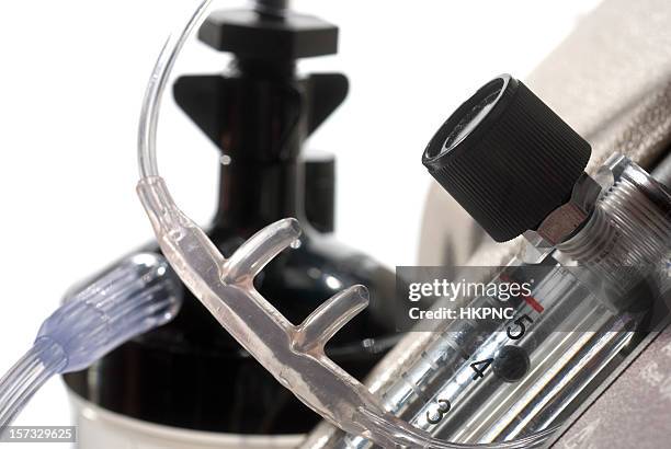 医療用酸素集中機、流量計、カニューラ&水分補給のタンク - nasal cannula ストックフォトと画像