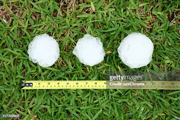tamaño hailstones de béisbol - tormenta de granizo fotografías e imágenes de stock