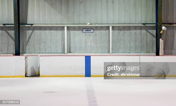 leere-spieler auf der bank in einem hockey arena - hockey arena stock-fotos und bilder