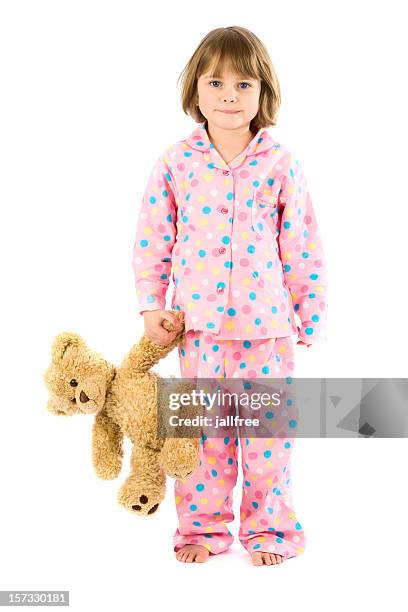 junges mädchen im schlafanzug mit teddybär auf weiß - teddybär freisteller stock-fotos und bilder