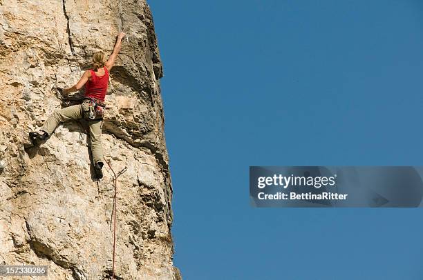 mujer freeclimbing - escalada libre fotografías e imágenes de stock