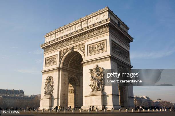 arco del triunfo en parís, francia - arco triunfal fotografías e imágenes de stock