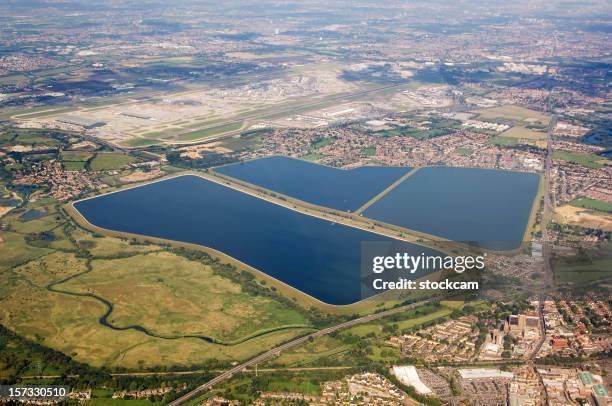 wasser-stausee und der flughafen heathrow london - heathrow airport stock-fotos und bilder