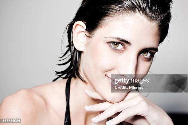 cariñoso sonriente joven mujer - cabello mojado fotografías e imágenes de stock