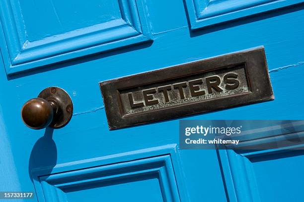 porta azul e letterbox - ranhura para correio imagens e fotografias de stock