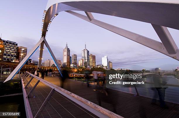 melbourne la noche - melbourne skyline fotografías e imágenes de stock