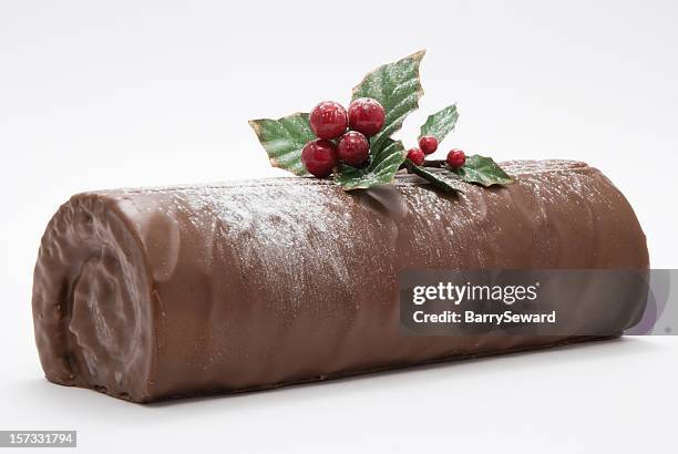 chocolate christmas log - gâteau stockfoto's en -beelden