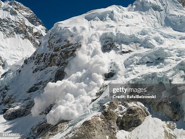 everest campamento base avalancha - avalancha fotografías e imágenes de stock