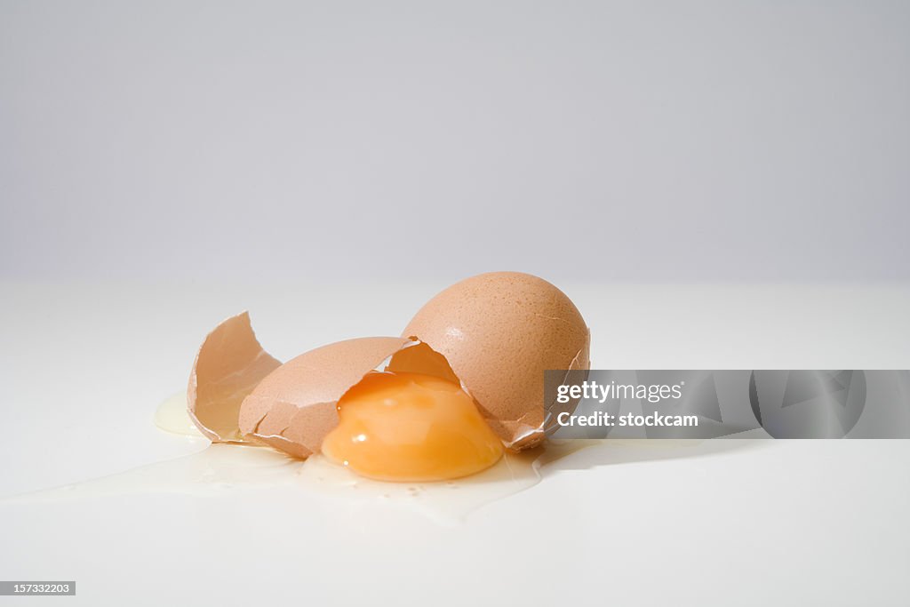 Broken Egg auf Weiß