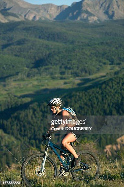 weibliche-mountainbiker - telluride stock-fotos und bilder