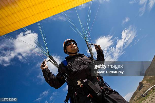 despegue de paraglider - parapente fotografías e imágenes de stock