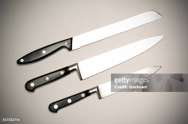 drei küche knifes auf grauem hintergrund. - butcher knife stock-fotos und bilder