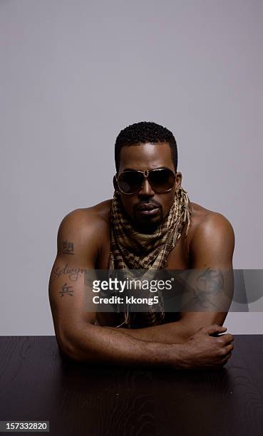 black rapper with shades - rap stockfoto's en -beelden