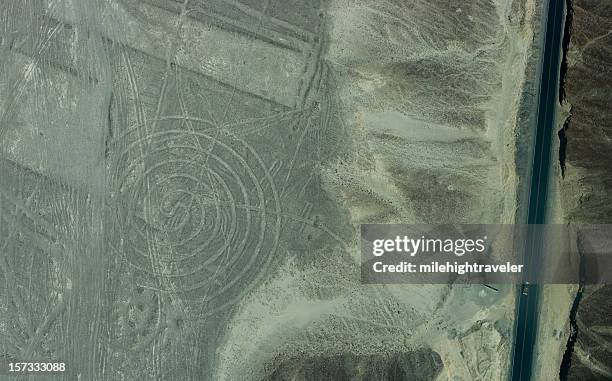 pan-american highway und circular nazca scharrbild - nazca stock-fotos und bilder
