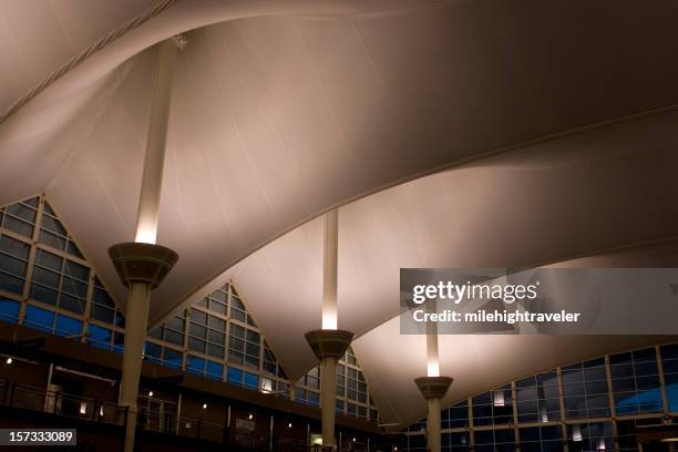 dentro del aeropuerto internacional de denver, de "teepees”. - aeropuerto internacional de denver fotografías e imágenes de stock