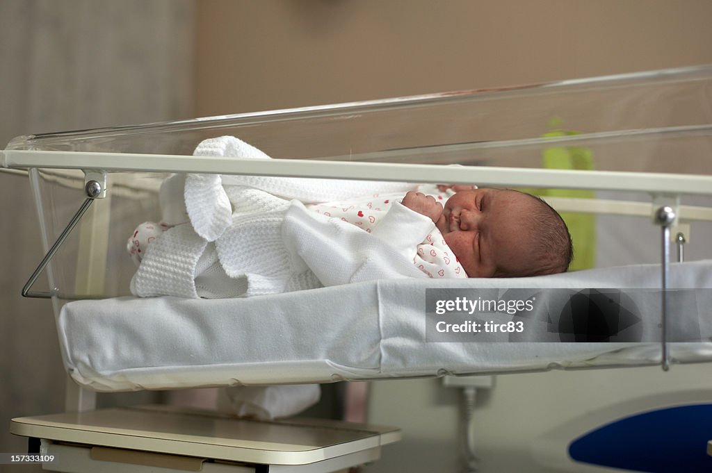 Bébé dans un berceau longueur de la maternité ward