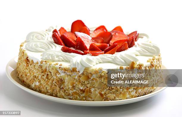erdbeerkuchen - sahne stock-fotos und bilder