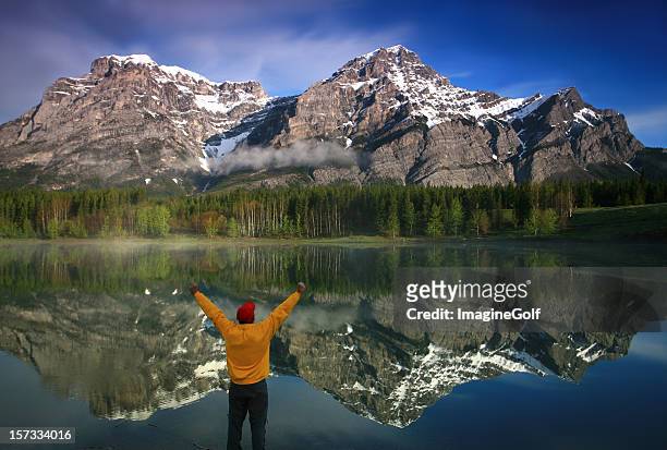 glücklich kaukasischen mittleren alter mann in den bergen - kananaskis stock-fotos und bilder