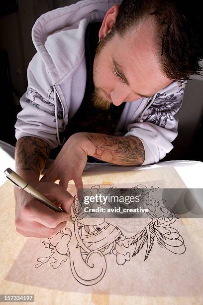 tattoo artist tracing design - lightbox 個照片及圖片檔