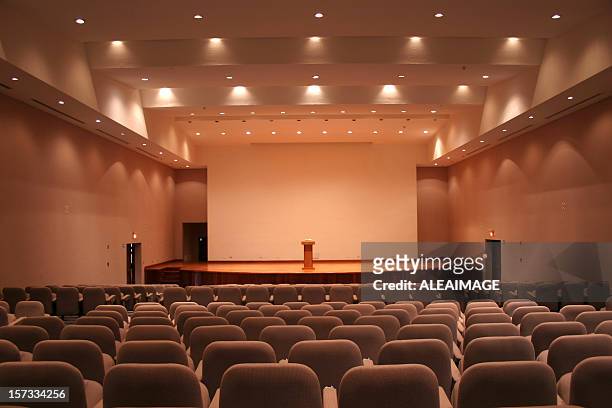 auditorium - palcoscenico foto e immagini stock